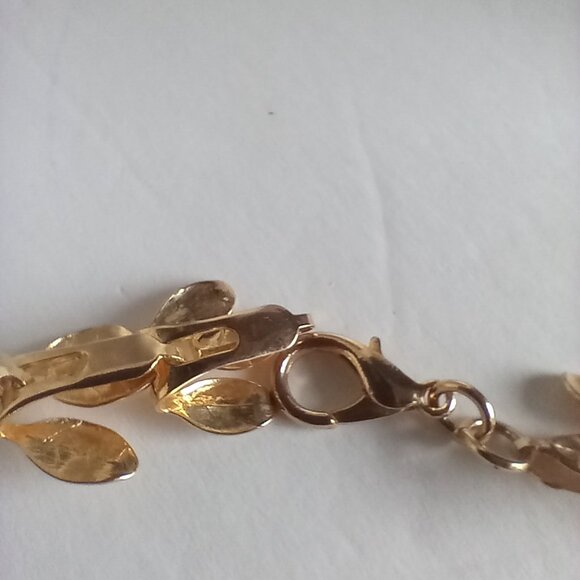 Absolutely STUNNING Unique Vintage 3D Goldtone Flower Necklace - Picture 4 of 9